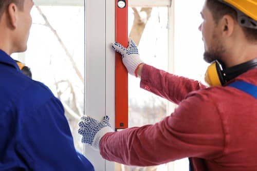 Vitrier Lyon 7 - deux hommes qui installent une fenêtre