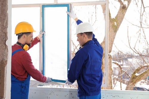 Vitrier Roquevaire - deux hommes qui installent une fenêtre