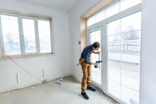 Vitrier Roquevaire - homme dans une pièce qui installe des fenêtres