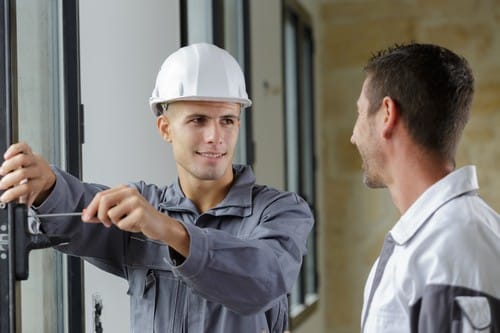 Vitrier Tressin - deux hommes qui installent une fenêtre