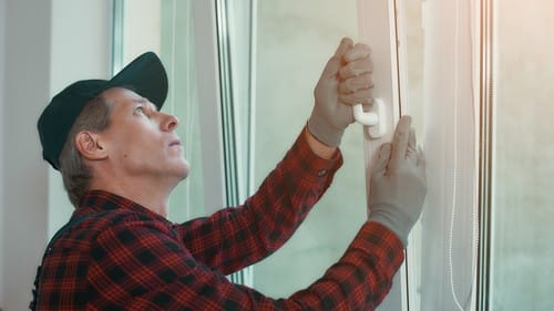 Vitrier Verlinghem - homme qui installe une fenêtre