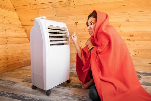 Chauffagiste Argentan - les bons artisans - femme énervée car son radiateur ne fonctionne pas