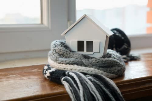 Chauffagiste Auchel - petite maison en bois posée sur un chauffage