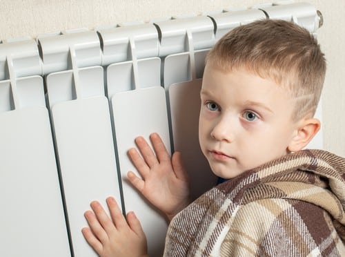 Chauffagiste Barentin - les bons artisans - enfant collé à un radiateur