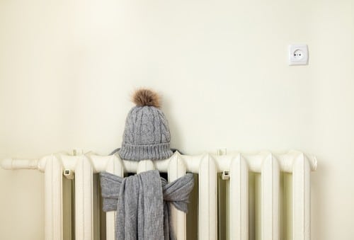 Chauffagiste Bischheim - les bons artisans - bonnet et écharpe sur un radiateur