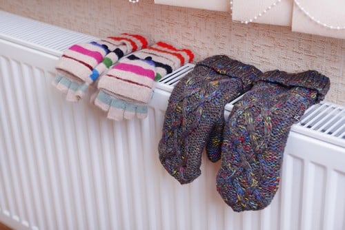 Chauffagiste Château-Gontier - gants posés sur un chauffage