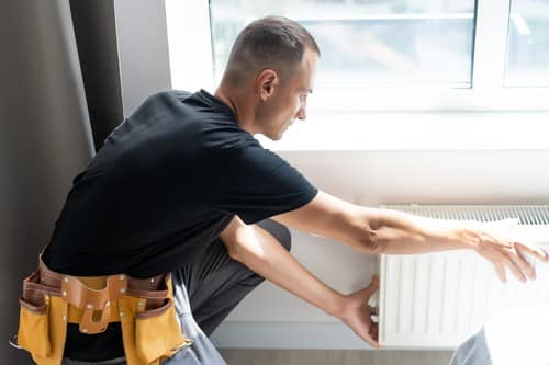 Chauffagiste Erstein - les bons artisans - chauffagiste qui intervient sur un radiateur