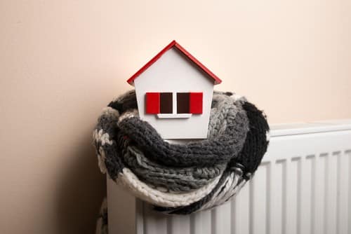 Chauffagiste Hennebont - les bons artisans - maison entourée d'une écharpe sur un radiateur