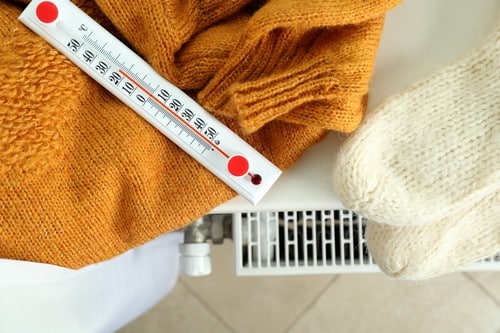 Chauffagiste Illzach - les bons artisans - thermomètre et écharpes posés sur un radiateur