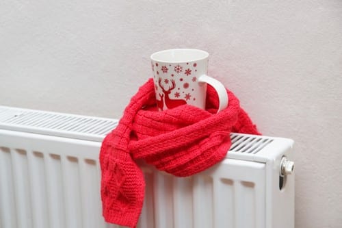 Chauffagiste Jeumont - écharpe rouge qui enveloppe une tasse de thé posée sur le chauffage