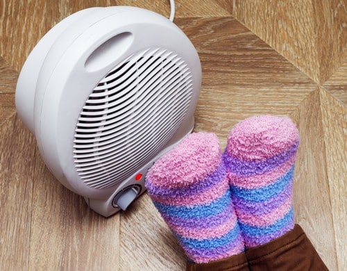 Chauffagiste Landerneau - les bons artisans - pieds qui sèchent devant un radiateur