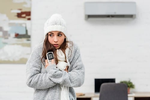 Chauffagiste Le Portel - femme avec un bonnet chez elle qui a froid