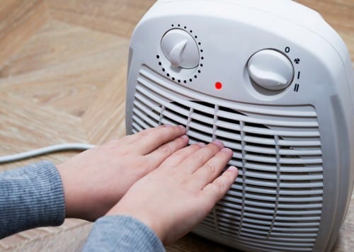 Chauffagiste Lourdes - les bons artisans - main contre un radiateur