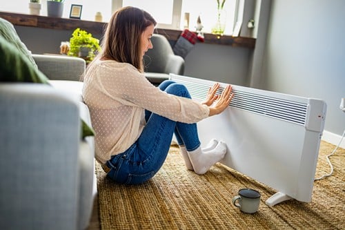 Chauffagiste Lourdes - les bons artisans - femme contre son radiateur