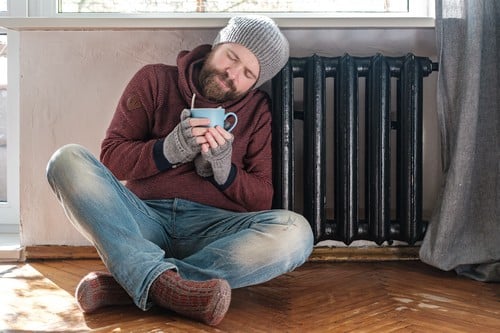 Chauffagiste Onet-le-Château - les bons artisans - homme devant son radiateur