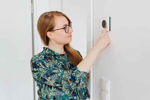 Chauffagiste Plouzané - les bons artisans - femme qui règle son chauffage