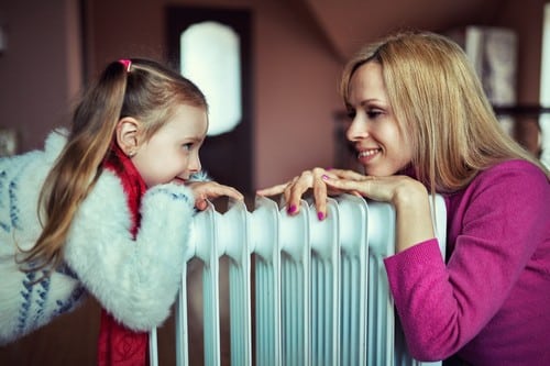 Chauffagiste Rombas - les bons artisans - mère et sa fille contre leur radiateur