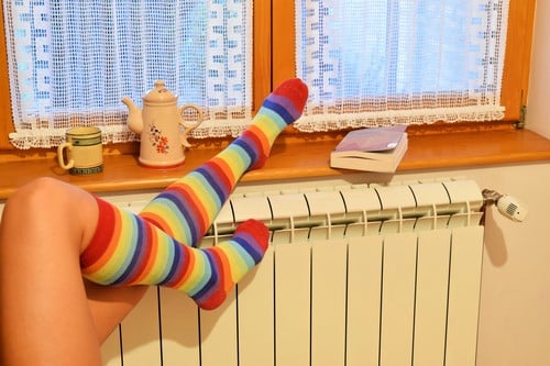 Chauffagiste Rombas - les bons artisans - chaussettes contre un radiateur
