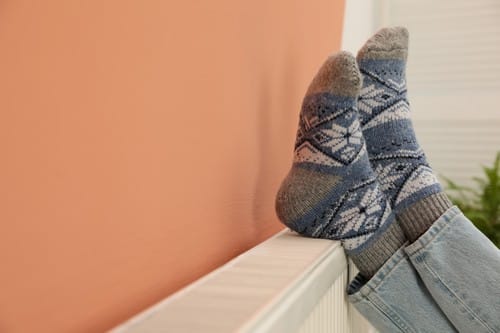 Chauffagiste Saint-Jean - les bons artisans - pieds sur le radiateur