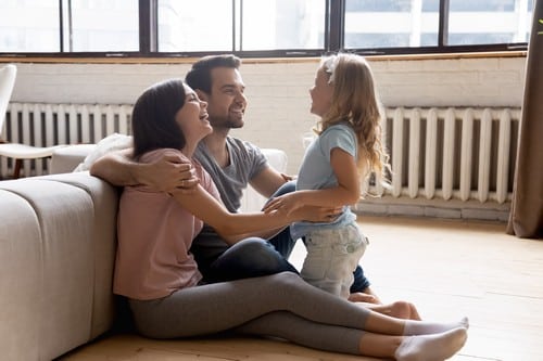 Chauffagiste Valréas - famille posée à côté d'un chauffage