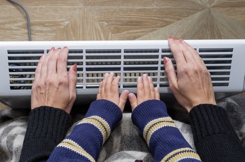 Chauffagiste Vitry-le-François - les bons artisans - mains sur un radiateur