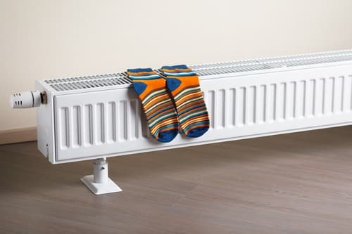 Chauffagiste Woippy - les bons artisans - chaussettes qui sèchent sur un radiateur