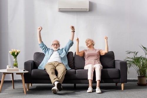 Climatisation Rillieux-la-Pape - les bons artisans - couple heureux d'avoir la climatisation