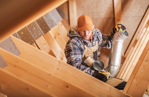 Climatisation Savigny-sur-Orge - les bons artisans - artisan en intervention avec un tuyaux