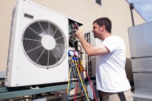 Climatiseur Marseille 11 - homme qui règle un grand ventilateur