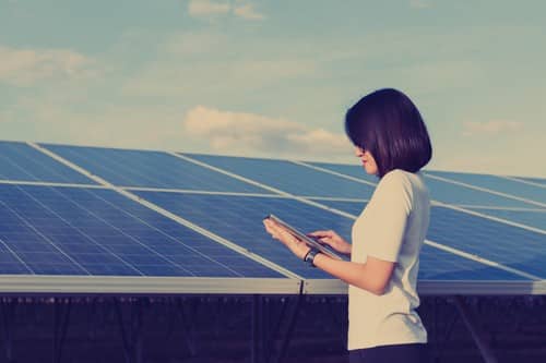 Electricien Bures-sur-Yvette - femme devant des panneaux solaires