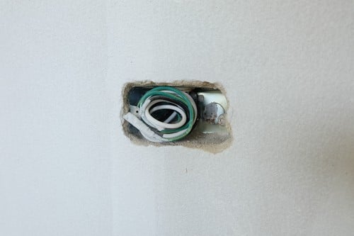 Electricien Epinay-sous-Sénart - visuel d'un trou dans un mur pour prise électrique
