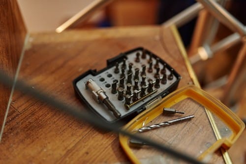 Electricien Igny - visuel d'un outil électrique posé sur une table
