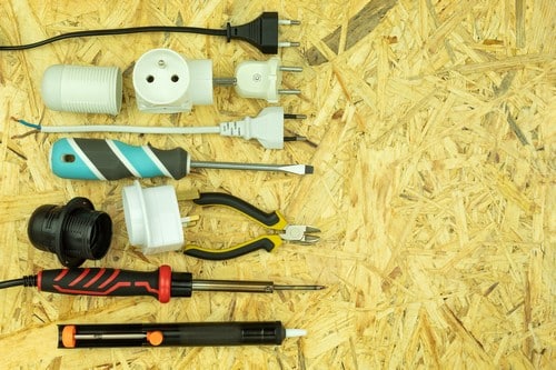 Electricien Juvisy-sur-Orge - visuel d'outils posés sur une table