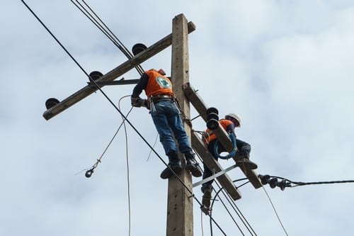 Electricien Marly-le-Roi - visuel de câbles électriques en extérieur