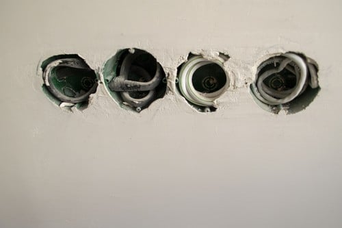Electricien Orsay - visuel de trou dans le mur pour des prises