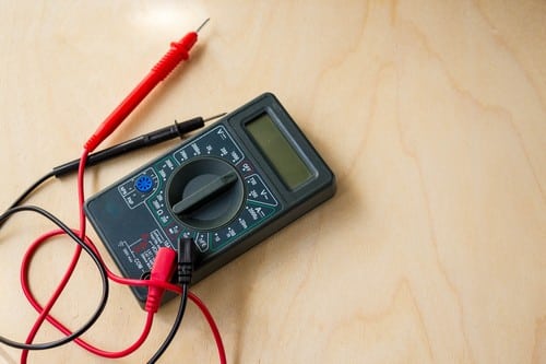 Electricien Verneuil-sur-Seine - visuel d'un appareil électrique sur une table