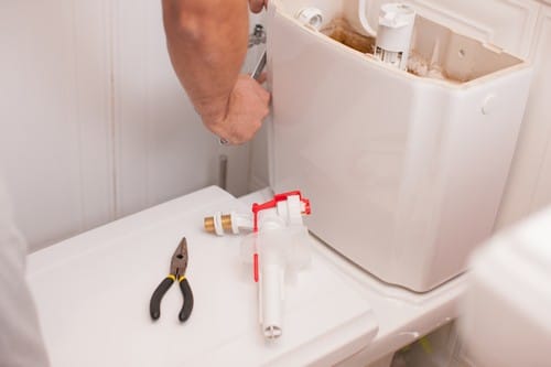 Plombier Amnéville - les bons artisans - intervention sur des toilettes