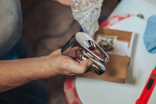 Plombier Cogolin - mains d'un homme qui tient un outil pour tuyauterie