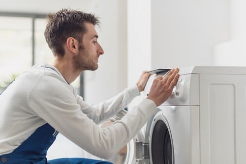 Plombier Les Herbiers - les bons artisans - plombier qui intervient sur une machine à laver