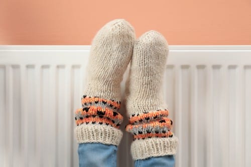 chauffagiste Châteaudun - Des pieds sur un radiateur