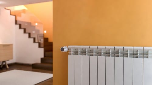 chauffagiste Saint-Egrève - Un radiateur dans une pièce