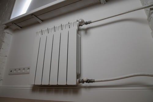 chauffagiste Vaux-le-Pénil - un radiateur neuf installé dans un salon