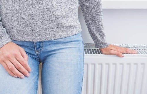 chauffagiste Villebon-sur-Yvette - une femme assise sur un radiateur