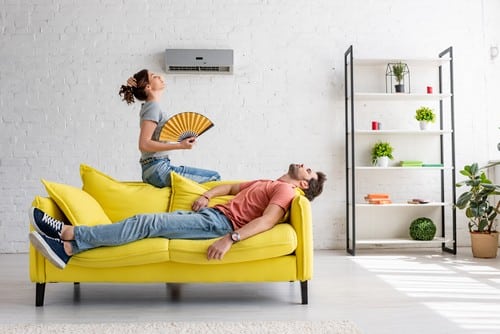 climatisation Argenteuil - un couple devant une climatisation en panne