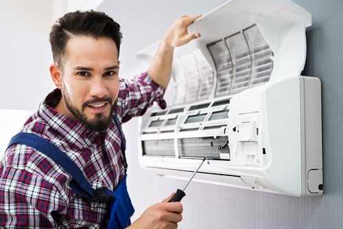 climatisation Argenteuil - un artiasan frigoriste au travail