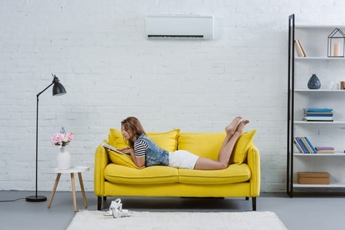 climatisation Aubagne - une femme se prélasse dans son canapé