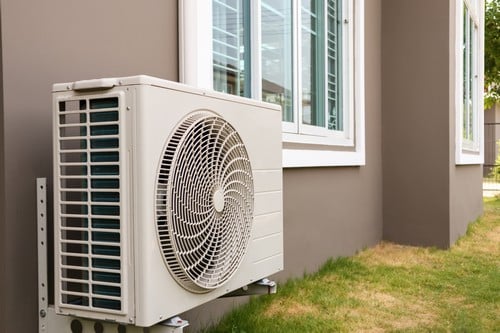 climatisation Bobigny - une unité extérieur de climatiseur, dans un jardin