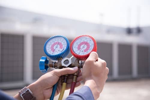 climatisation Cergy - un frigoriste vérifie des unités extérieures