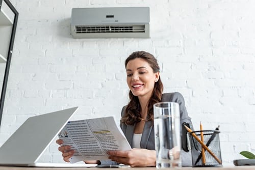 climatisation Combs-la-Ville - une feme profite de sa climatisation réparée