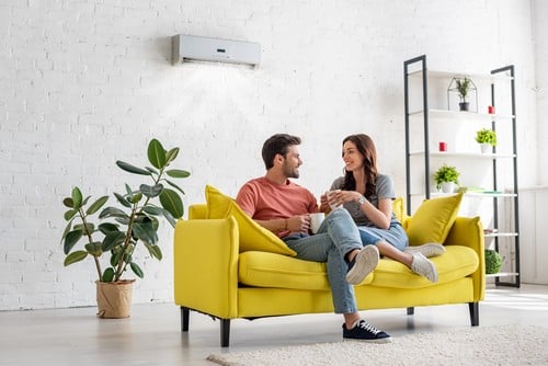 climatisation Cormeilles-en-Parisis - un couple profite de son air conditionné